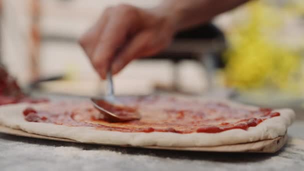 Człowiek Rozprzestrzenianie Sos Pomidorowy Pizza Raw Pizza Base — Wideo stockowe