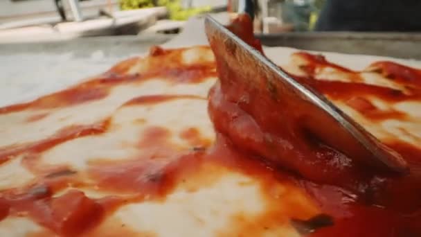 Seguimiento Cámara Lenta Close Handheld Shot Man Spooning Tomate Pizza — Vídeo de stock