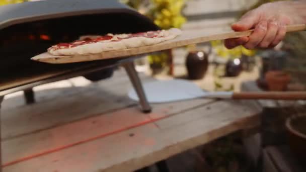 Tracking Close Slow Motion Shot Punerea Pepperoni Pizza Vâslă Cuptor — Videoclip de stoc