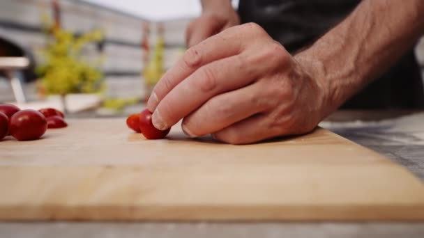 Zamknij Ręczny Powolny Ruch Shot Man Krojenie Pomidorów Wiśniowych Nożem — Wideo stockowe