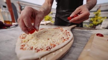 Yavaş Çekimde Çekilen Adam 'ın Dilimlenmiş Kirazlı Domatesleri Pişirmeden Önce Pizzaya Yerleştirirken, Açık havada