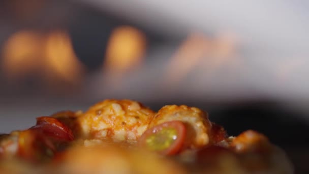 Handheld Close Pizza Com Tomate Cereja Fatiado Cozinhando Forno Com — Vídeo de Stock