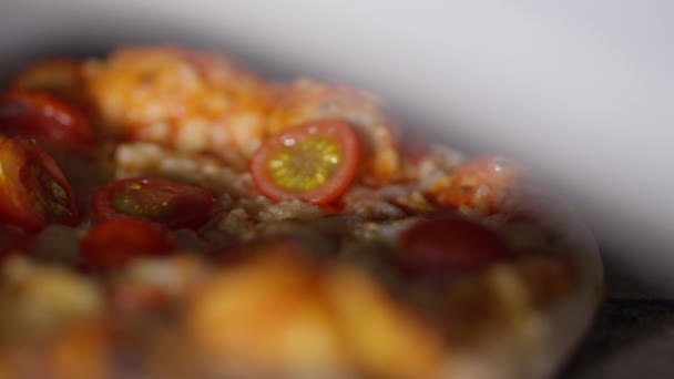 Κοντινό Πλάνο Της Πίτσας Φέτες Τομάτες Κεράσι Μαγείρεμα Στο Φούρνο — Αρχείο Βίντεο