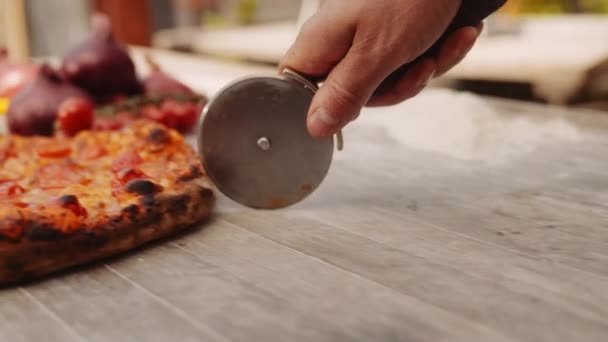 Slow Motion Średni Tracking Shot Man Przy Użyciu Plasterka Pizzy — Wideo stockowe