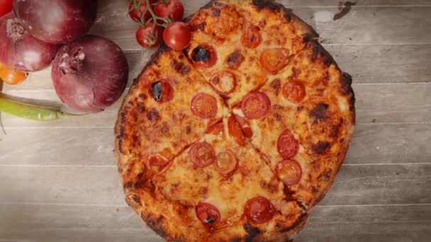 Moyenne Tête Tournante Ralenti Prise Vue Homme Prenant Tranche Pizza — Video
