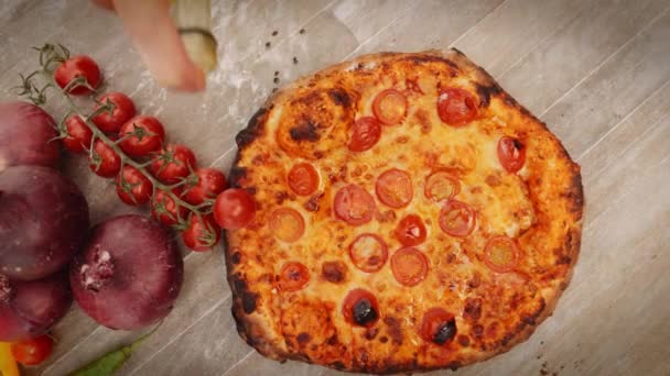 슬로우 Man Prowing Chili Oil Freshly Baked Pizza Next Cherry — 비디오