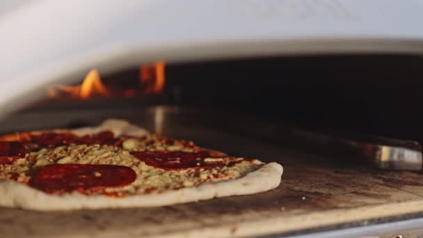 Handheld Medium Shot Pepperoni Pizza Μαγειρική Πίτσα Φούρνος Εξωτερικές Πόρτες — Αρχείο Βίντεο