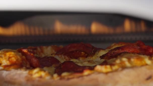 Podręczne Zbliżenie Pizzy Plasterkami Pepperoni Gotowanie Piekarniku — Wideo stockowe