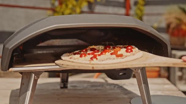 Lockdown Medium Slow Motion Shot Man Usando Pizza Paddle Para — Vídeo de stock