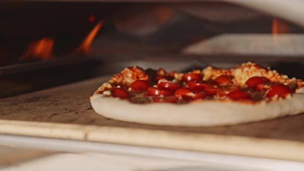户外比萨烤箱中比萨烹调的手持慢镜头 — 图库视频影像