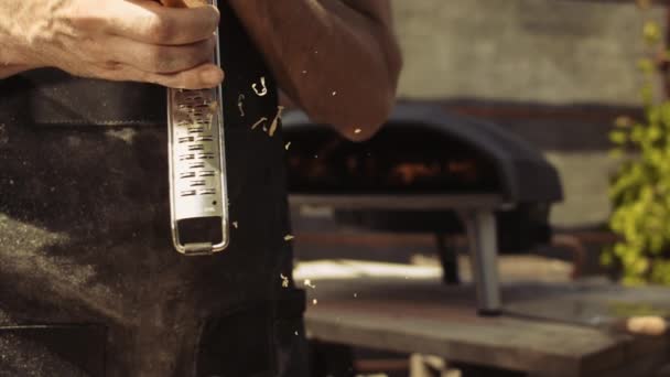 男子慢动作关机中枪烤奶酪在比萨烤箱前 — 图库视频影像