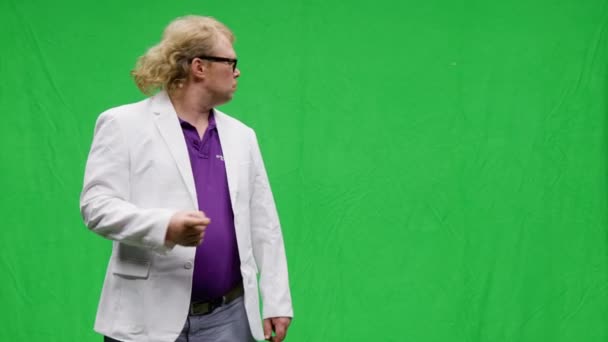 Blonďatý Muž Kudrnatými Vlasy Brýlemi Blejzrem Potřásá Hlavou Ukazuje Fotoaparát — Stock video