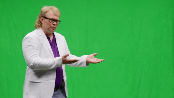 Blonďatý Muž Kudrnatými Vlasy Brýlemi Blejzrem Potřásá Hlavou Předstírá Drží — Stock video