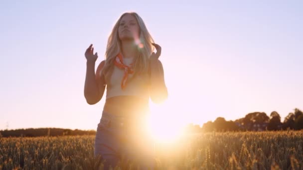 Gyönyörű Fiatal Sétál Keresztül Búzamezőn Lágy Fények Naplemente Ellen Nap — Stock videók