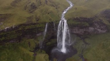 Görkemli Seljalandsfoss Şelalesi 'nin havadan görünüşü. 