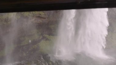 Görkemli Seljalandsfoss Şelalesi. İzlanda 'nın İskoçya' sında göz kamaştırıcı bir manzara. 