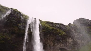 Görkemli Seljalandsfoss Şelalesi. İzlanda 'nın İskoçya' sında göz kamaştırıcı bir manzara. 