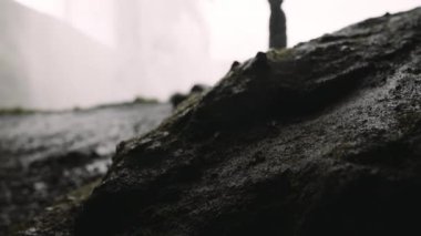 İzlanda, Seljalandsfoss Şelalesinin Ardında Yürüyen Adam Fotoğrafçı. 