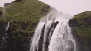 Görkemli Seljalandsfoss Şelalesi 'nin manzarası. İzlanda 'nın İskoçya' sında göz kamaştırıcı bir manzara. 