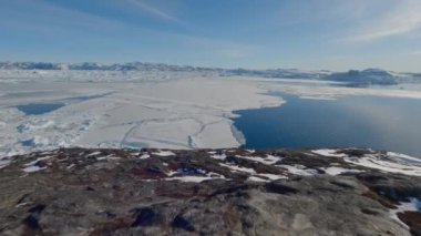 Kayaların Üzerinde Geniş Gopro Kamera Görüntüsü Ve Kar Denizde Yüzüyor, Grönland