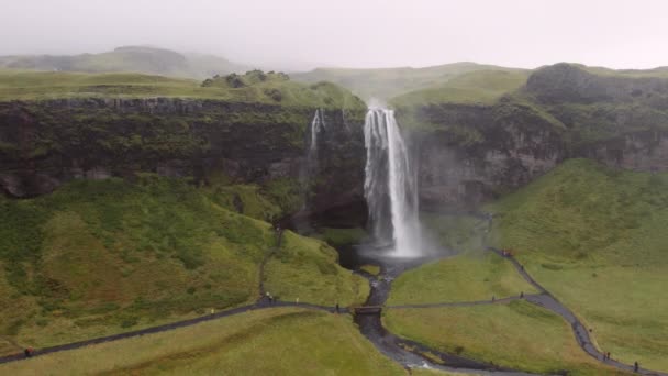 雄伟的塞尔贾兰和福斯瀑布的空中景观 水落石出与动力 冰岛高地令人惊叹的风景 全景慢镜头 相机慢慢向右移动 — 图库视频影像