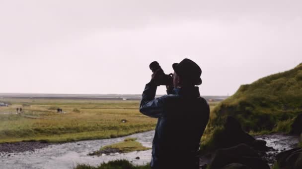 Back View Man Photographer Standing Front Seljalandsfoss Waterfall Makes Shooting — Stock Video