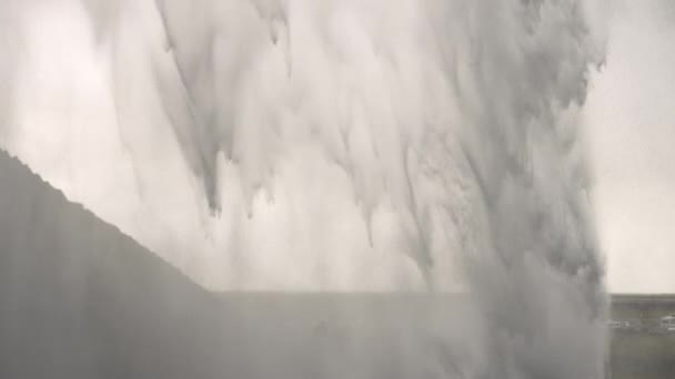雄大なSeljalandsfoss滝の水の流れのクローズアップ アイスランドのハイランド地方の絶景 水は力で落ちる スローモーションショット — ストック動画