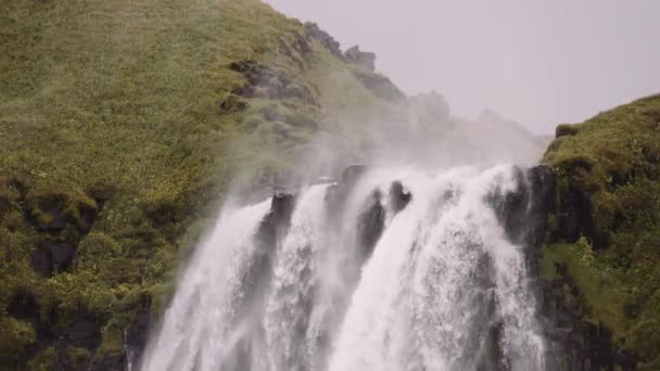雄大なSeljalandsfossの滝の上の景色 アイスランドのハイランド地方の絶景 水は力で落ちる スローモーションショット — ストック動画