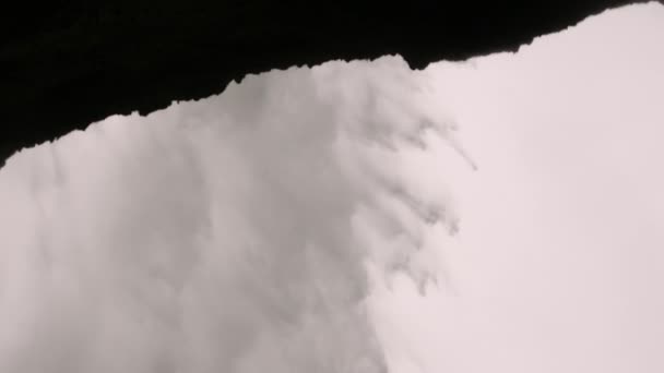 Vista Desde Detrás Majestuosa Cascada Seljalandsfoss Impresionante Paisaje Las Tierras — Vídeo de stock
