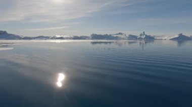 Buzun Üzerinde Geniş Gopro Kamera Çekimi Ve Sakin Deniz Yüzeyi Parlak Güneş Işığını Yansıtan Grönland