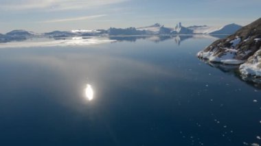 Buzun Üzerinde Geniş Gopro Kamera Çekimi Ve Sakin Deniz Yüzeyi Parlak Güneş Işığını Grönland kıyılarına Yansıtıyor