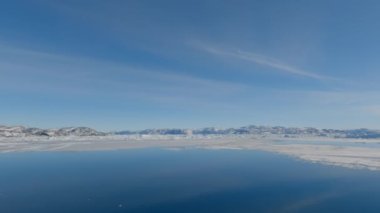 Grönland 'ın geniş Gopro Kamera Görüntüsü Mavi Deniz, Gökyüzü ve Buz Gibi Kıyısı