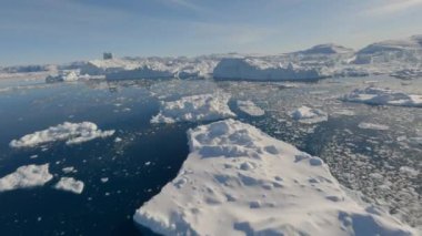 Geniş Gopro Kamera Buzun Üzerinde Dönerken ve Sakin Deniz Yüzeyi Icy Sahili 'ne Parlak Güneş Işığı Yansıtırken, Grönland