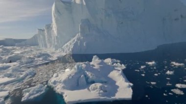 Buzlu kıyı şeridi ve Grönland 'ın Mavi Denizi' nde Geniş Gopro Çekimi