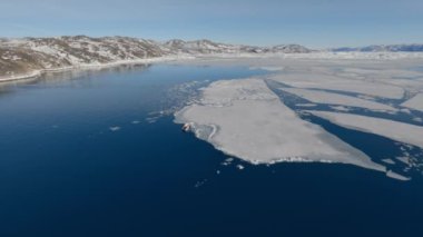 Grönland kıyılarına doğru buzun üzerinden geniş Gopro İHA uçuşu