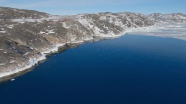 Geniş Gopro Uçuşu Mavi, Sakin Deniz Buzlu Kayalıklara Doğru, Grönland