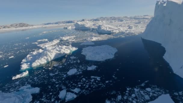 在格陵兰岛海岸线外的海面上的冰面上拍摄的广阔的Gopro照片 — 图库视频影像