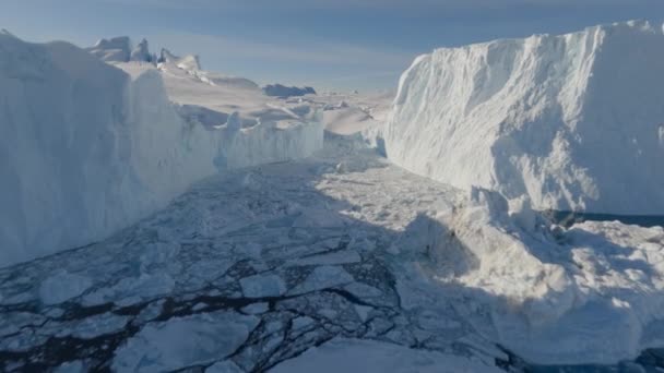 グリーンランドの氷河と白 凍結した風景の上に撮影されたワイドゴプロカメラ — ストック動画