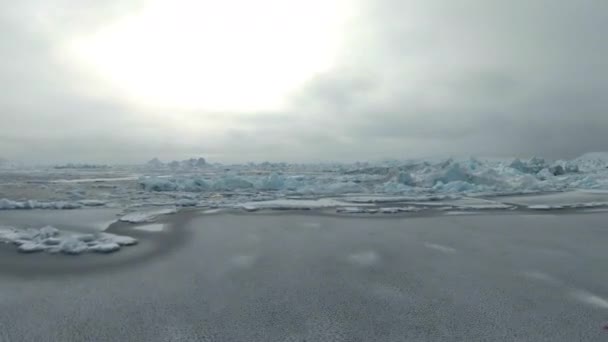 Brede Gopro Drone Vlucht Ijs Grijze Zee Onder Bewolkte Hemel — Stockvideo