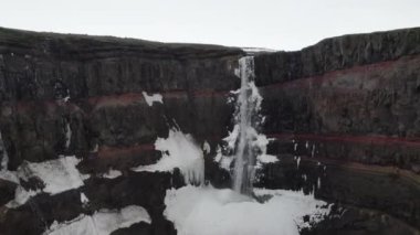 Flijotsdalshreppur, Doğu İzlanda 'daki Hengifossa Şelalesi üzerindeki İHA uçağı