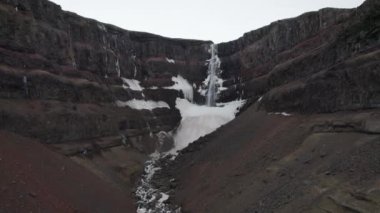 Vadiden geçip Doğu İzlanda, Flijotsdalshreppur 'daki Hengifossa Şelalesine giden İHA uçuşu
