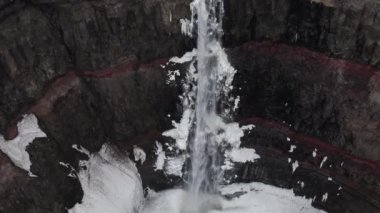 Drone uçağı Hengifossa Şelalesinden Doğu İzlanda 'ya, Fljotsdalshreppur' a iniyor.