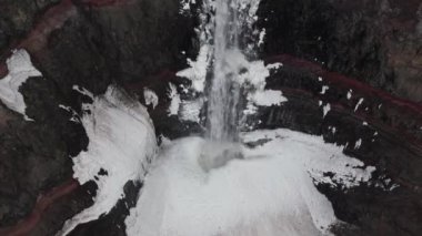 Flijotsdalshreppur, Doğu İzlanda 'daki Kardan Düşen Hengifossa Drone Uçuşu