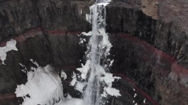 Flijotsdalshreppur, Doğu İzlanda 'daki Hengifossa Şelalesi üzerindeki İHA uçağı kalkıyor.