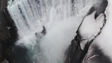 Vatnajokull Ulusal Parkı, İzlanda 'da Dettifoss Şelalesi' nden geri çekilen İHA uçağı.