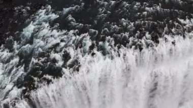 Vatnajokull Ulusal Parkı, İzlanda 'da Dettifoss Şelalesi üzerinde geniş çaplı İHA Uçuşu