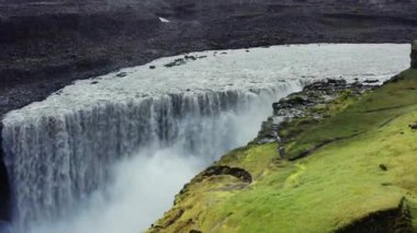 Vatnajokull Ulusal Parkı, İzlanda 'daki Dettifoss Şelalesi üzerinde İHA Uçuşu Yükseliyor