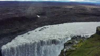 İzlanda, Vatnajokull Ulusal Parkı 'ndaki Dettifoss Şelalesine doğru İHA uçuşu