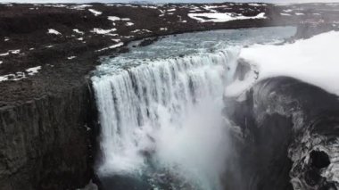 İzlanda, Vatnajokull Ulusal Parkı 'nda Dettifoss Şelalesi üzerinde İHA uçuşu