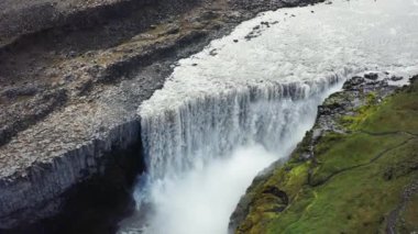 Vatnajokull Ulusal Parkı, İzlanda 'da Dettifoss Şelalesi üzerinde uçan geniş İHA uçağı